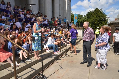 Dave Cohen with the Cycle of Songs Choir